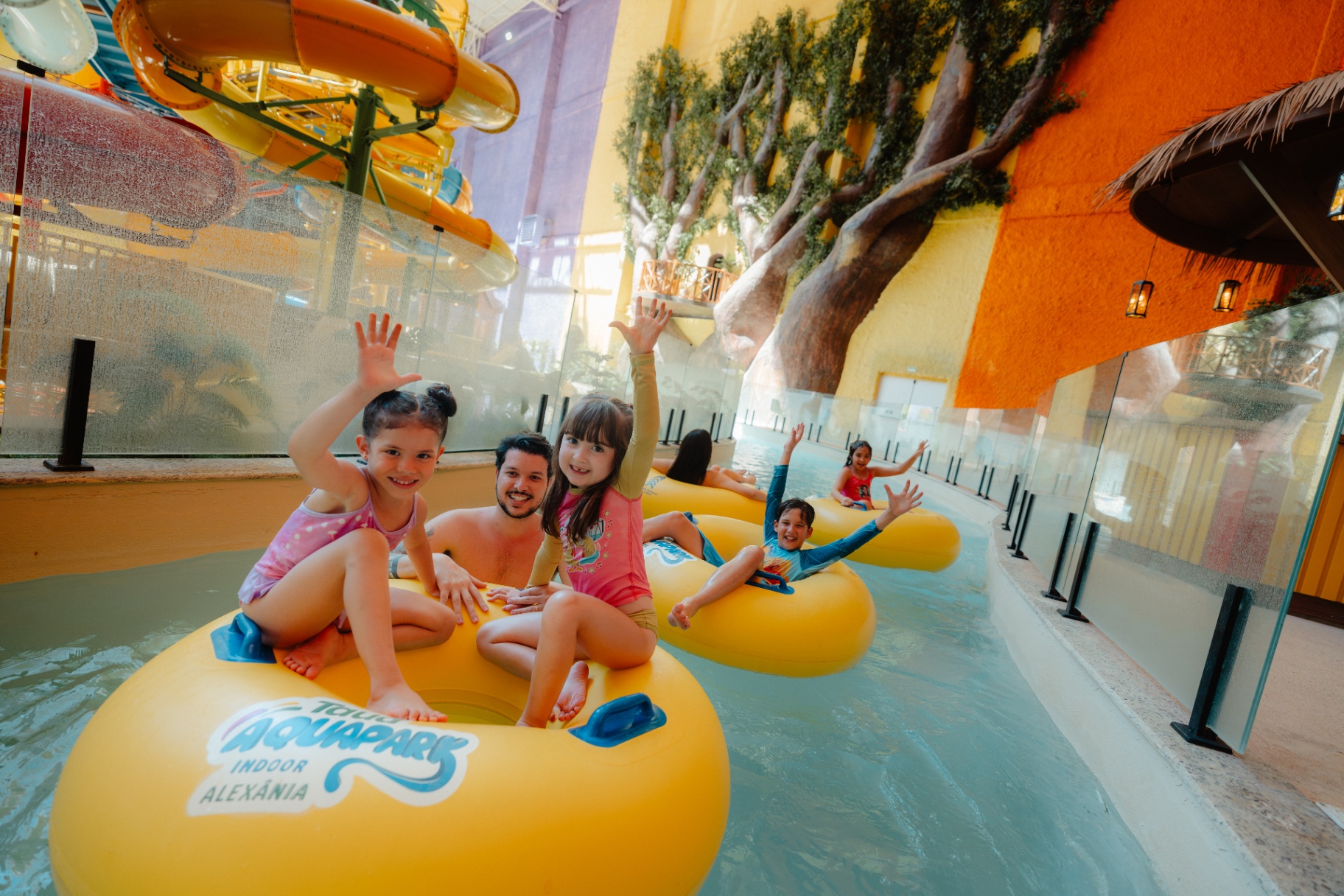 Aquapark Indoor - família se divertindo no parque aquático coberto dos resorts Tauá