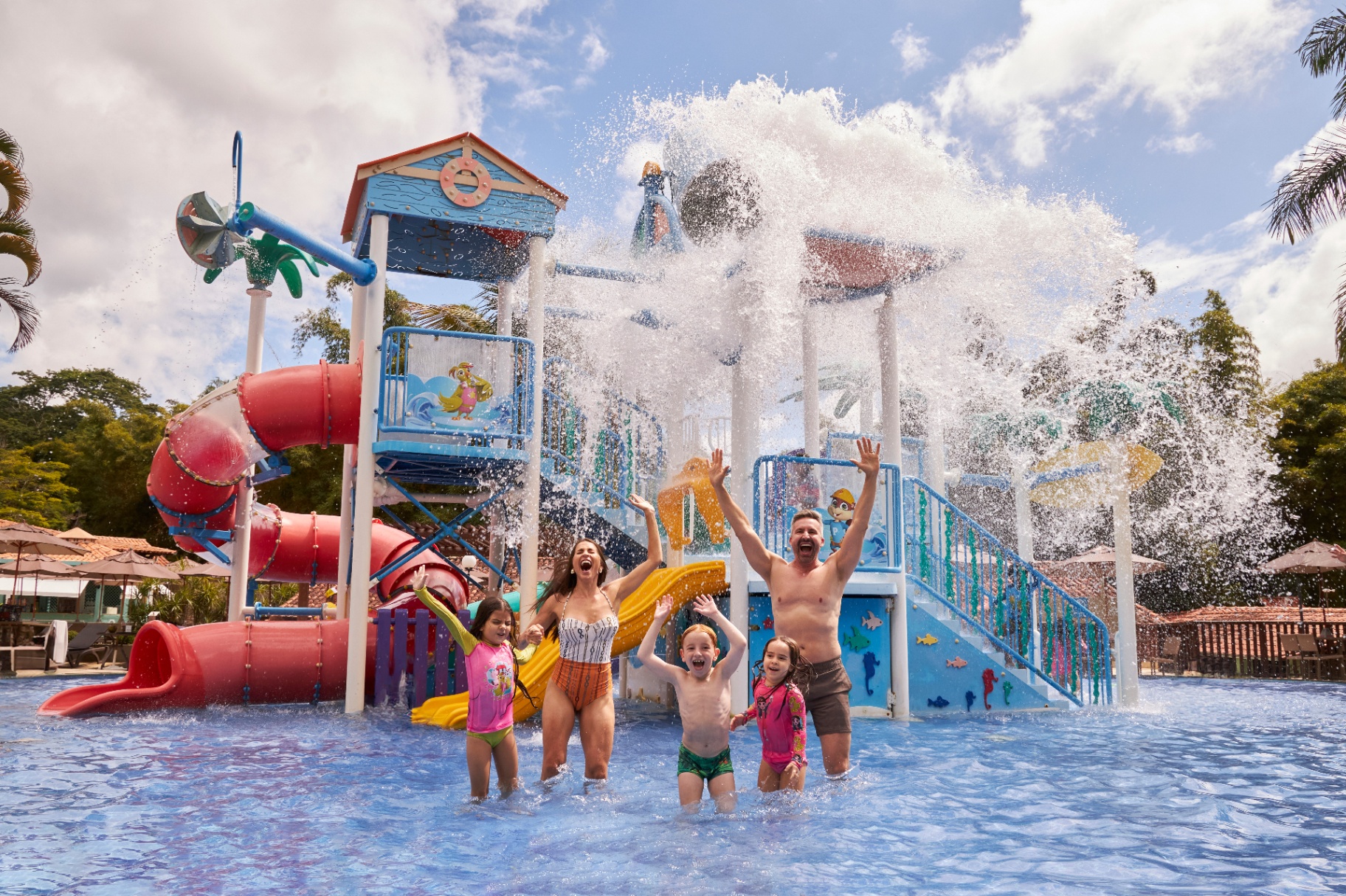 Complexo de piscinas - família se divertindo no parque aquático