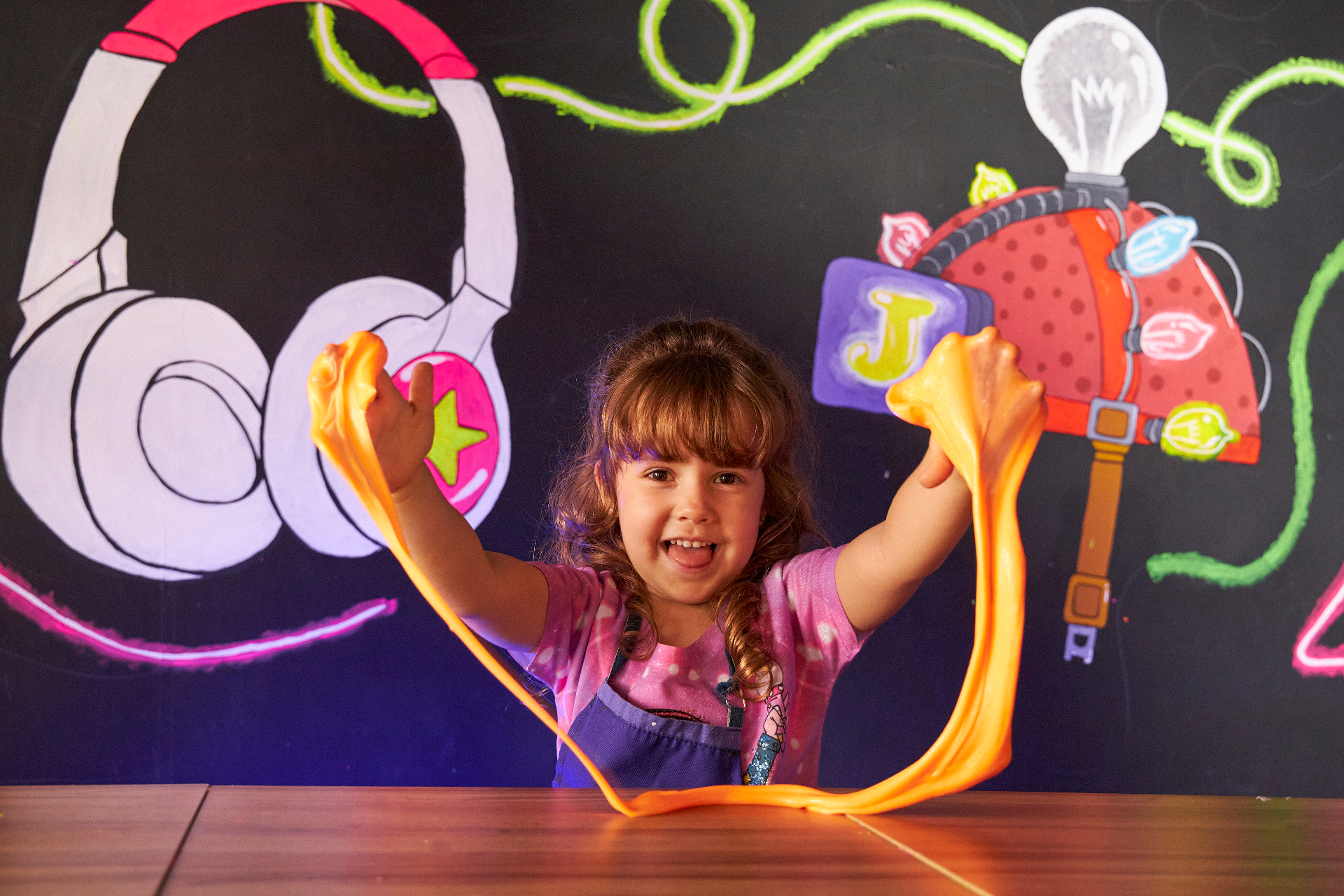 CriatividArte - criança brincando com slime e arte