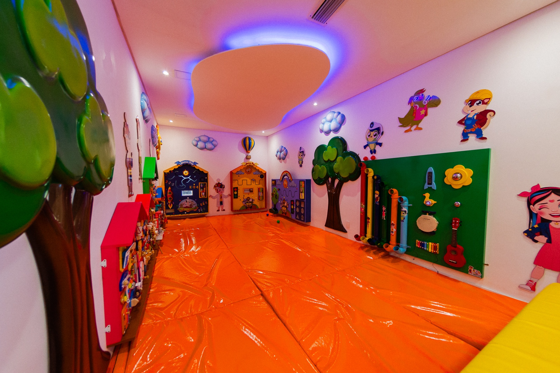 Espaço Baby - sala lúdica para bebês com brinquedos e personagens Taualegres