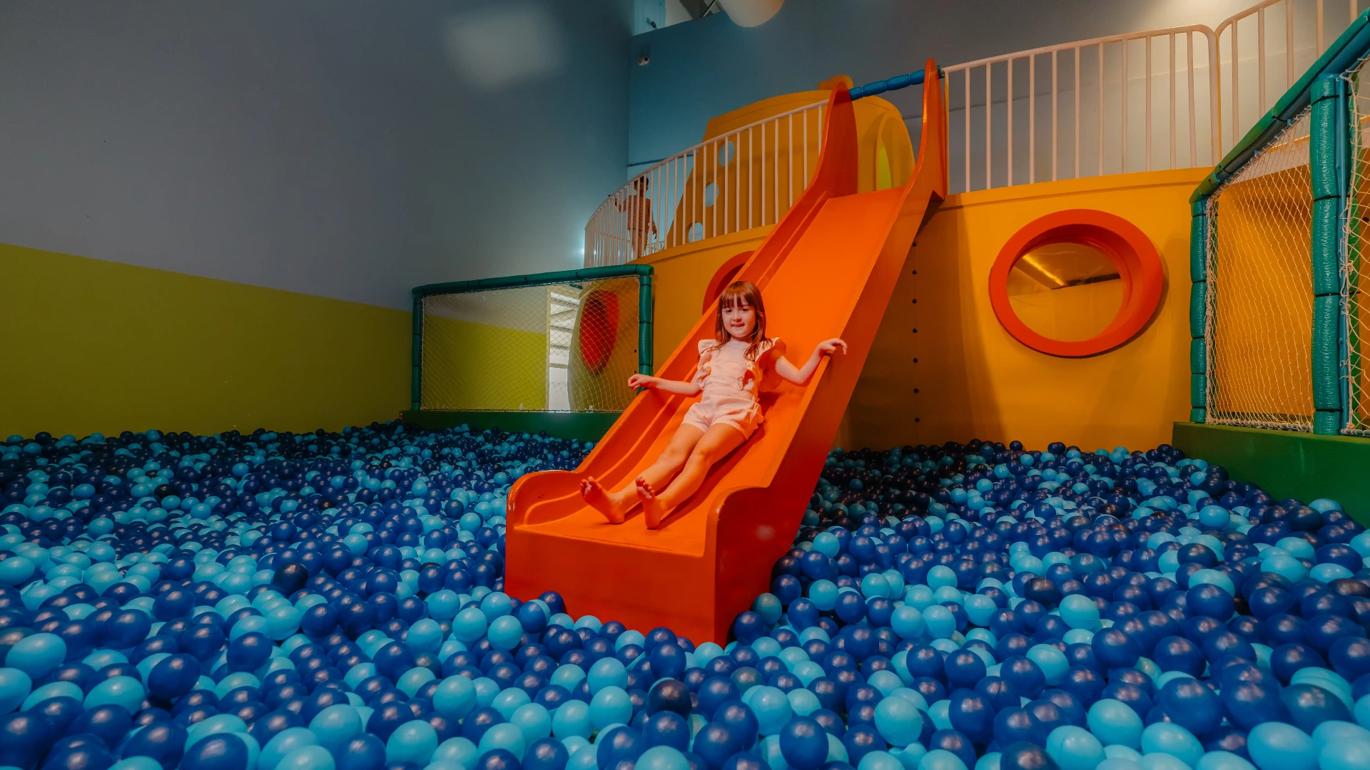 Espaço Kids do Pepito - criança brincando em piscina de bolinhas com escorregador