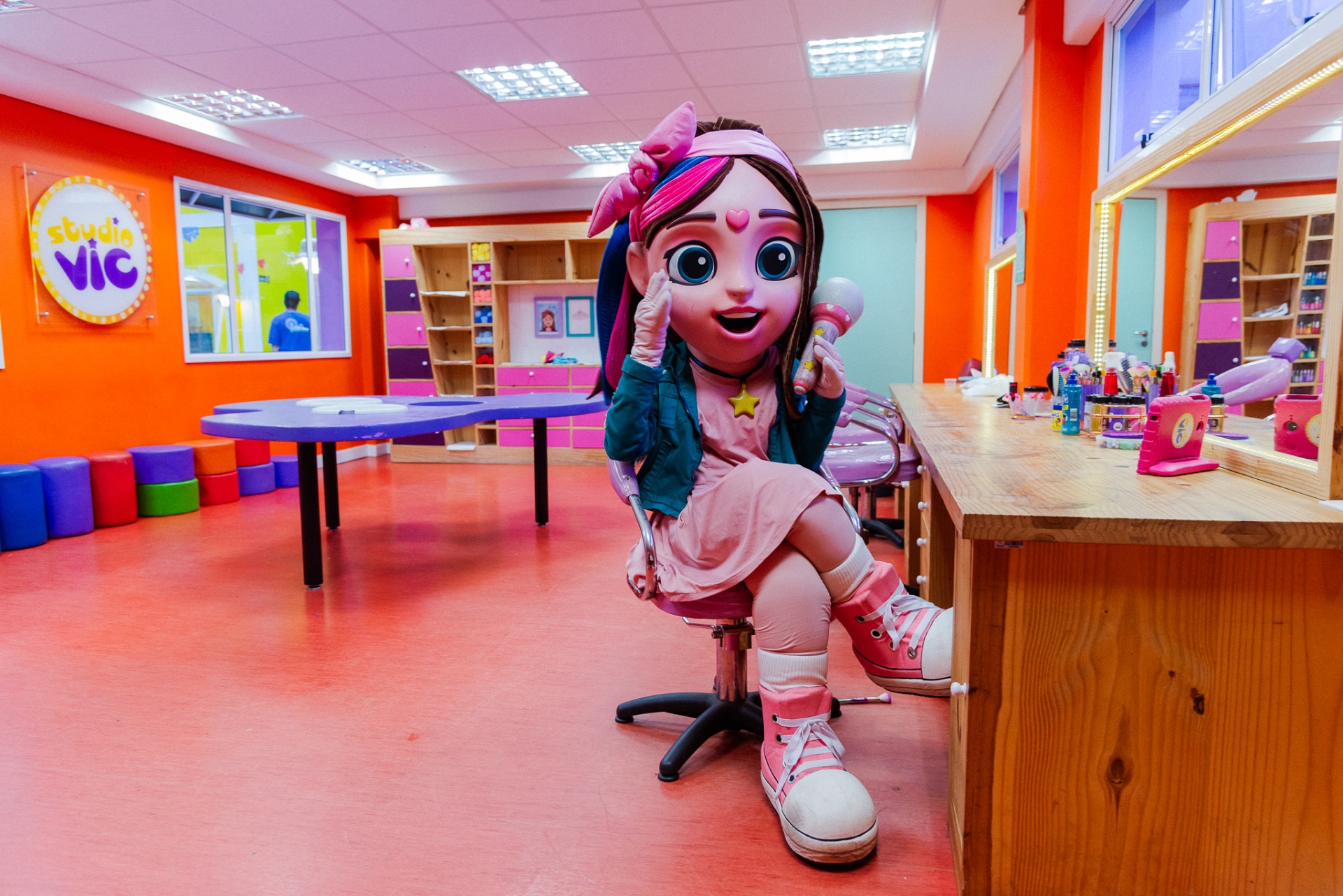 Studio Vic - espaço de penteados e maquiagem com a personagem Vic
